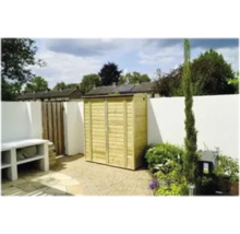 Houten tuinkast met dubbele deuren buiten op grind naast een witte muur.