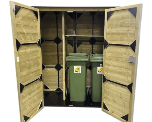 Open houten afvalcontainerbox voor twee vuilnisbakken met zwarte metalen verstevigingen op de deuren en een legplank.