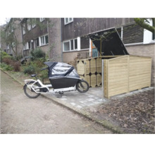 Houten fietsenberging met open deksel en deuren naast een bakfiets bij een woonhuis.