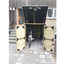 Open houten bakfietsberging met een bakfiets erin. Voorzien van twee deuren en een opklapbaar deksel.