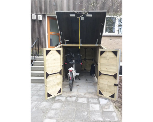 Open houten bakfietsberging met een bakfiets erin. Voorzien van twee deuren en een opklapbaar deksel.