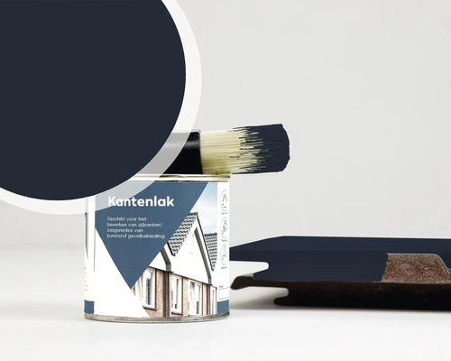 Kantenlak voor kunststof gevelbekleding, verfblik met kwast en een geverfd profielstuk.