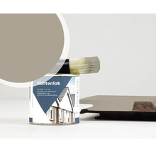 Kantenlak voor kunststof gevelbekleding met kleurstaal en kwast op een verfblik.