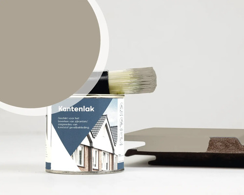 Kantenlak voor kunststof gevelbekleding met kleurstaal en kwast op een verfblik.