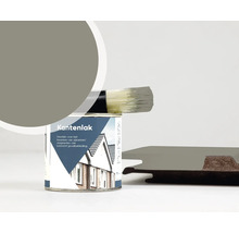 Kantenlak voor kunststof gevelbekleding met kwast en grijs kleurvoorbeeld op een profielstuk.