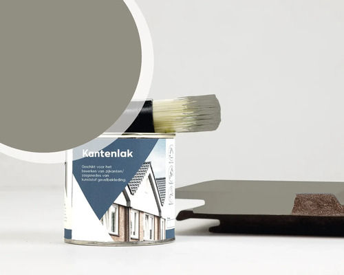 Kantenlak voor kunststof gevelbekleding met kwast en grijs kleurvoorbeeld op een profielstuk.