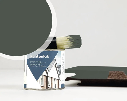 Kantenlak voor kunststof gevelbekleding met een verfkwast en een donkergrijs geverfd monster van een gevelpaneel.