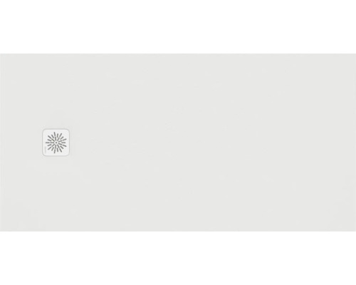 Rechthoekige, vlakke douchebak met vierkante afdekking van de afvoer en stervormig gatenpatroon.