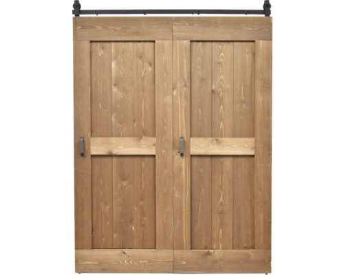 Dubbele schuifdeur in staldeur-stijl van massief hout in bruin, inclusief zwarte schuifrail en handgrepen.