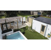 Moderne tuin met houten pergola, zithoek, buitenzwembad en wit bijgebouw met zonnepanelen op het dak en een gazon.