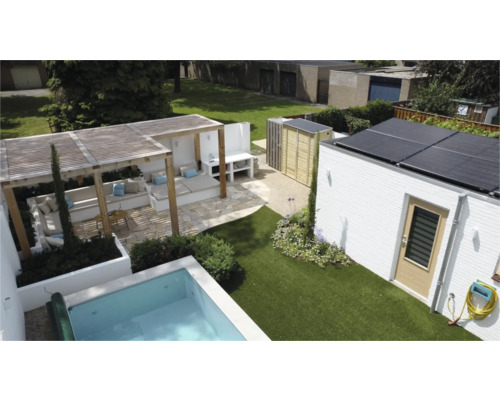 Moderne tuin met houten pergola, zithoek, buitenzwembad en wit bijgebouw met zonnepanelen op het dak en een gazon.