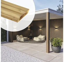 Detail van een houten profielplank boven een modern terras met houten wandbekleding, zitzakken en wandverlichting.