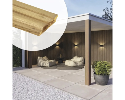 Detail van een houten profielplank boven een modern terras met houten wandbekleding, zitzakken en wandverlichting.