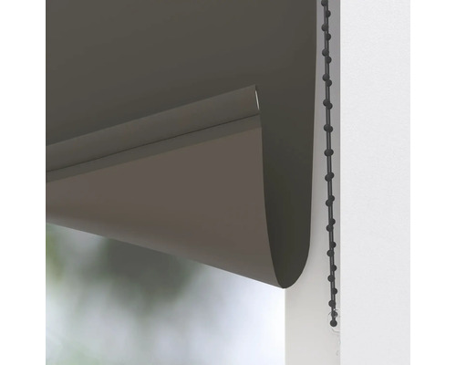 Close-up van een antraciet rolgordijn met een zwarte kralenketting voor raammontage.