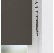 Donkergrijs rolgordijn met kettingbediening en veiligheidsclip op het raamkozijn.