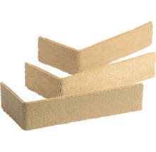 Drie beige L-vormige hoekstrips steenstrips met een zandstructuur voor wandbekleding.