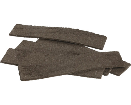 Donkerbruine rechthoekige stroken korrelig afdichtingsmateriaal voor de bouw.