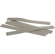 Grijze afdichtstrips van vilt of schuim voor het afdichten van ramen en deuren.