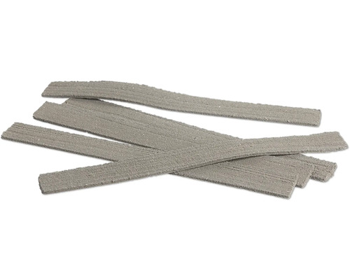 Grijze afdichtstrips van vilt of schuim voor het afdichten van ramen en deuren.