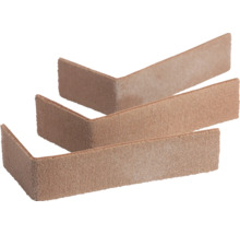 Drie L-vormige hoekstrips voor gevelbekleding met een gestructureerd oppervlak.