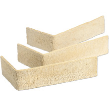 Drie beige, hoekvormige steenstrips met een gestructureerd oppervlak.