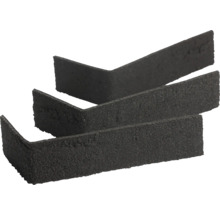 Drie zwarte hoekstrips met een gestructureerd oppervlak voor hoekbekleding van wanden.