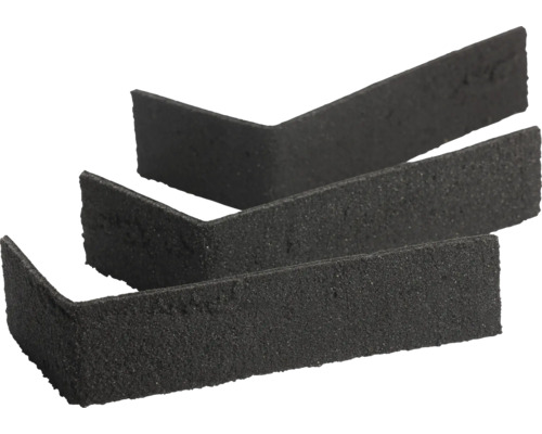 Drie zwarte hoekstrips met een gestructureerd oppervlak voor hoekbekleding van wanden.