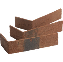 Drie L-vormige steenstrips in roodbruin voor hoeken met een getextureerd, rustiek oppervlak.