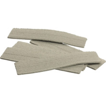 Meerdere dunne gestructureerde strips van mineraal materiaal in grijs voor wandbekleding.