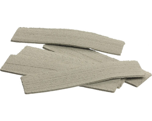 Meerdere dunne gestructureerde strips van mineraal materiaal in grijs voor wandbekleding.