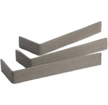Drie L-vormige hoeksteenstrips van grijze natuursteen voor wandbekleding.