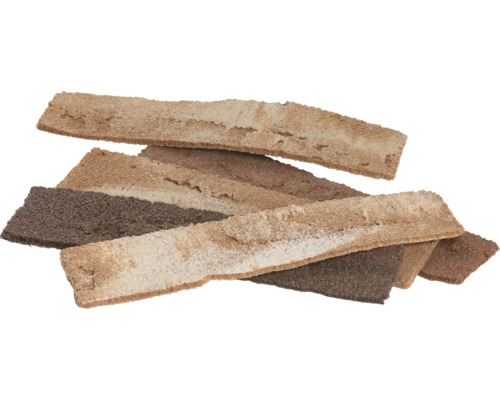 Meerdere langwerpige steenstrips in verschillende bruin- en beigetinten met een ruw, gestructureerd oppervlak voor wandbekleding.