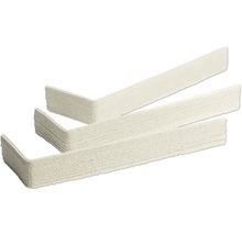 Drie crèmewitte hoekstrips van gestructureerd materiaal voor randbescherming.