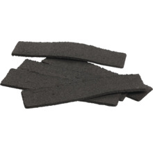 Zwarte antislipstrips met een korrelig oppervlak.