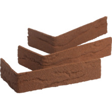 Drie L-vormige hoeksteenstrips met een bruin gestructureerd oppervlak.