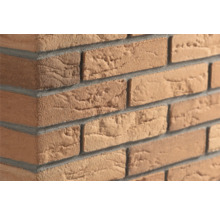 Hoeksteenstrips in baksteenlook met een gestructureerd oppervlak en donkere voegen.