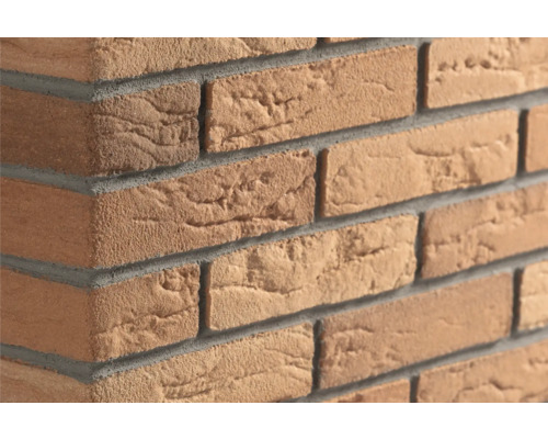 Hoeksteenstrips in baksteenlook met een gestructureerd oppervlak en donkere voegen.