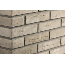 Steenstrip met een ruw, gestructureerd oppervlak op een muurhoek.