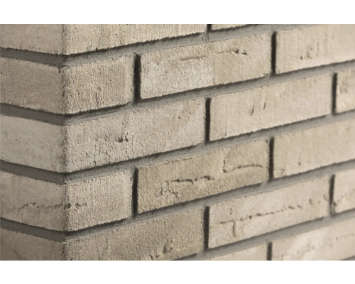 Steenstrip met een ruw, gestructureerd oppervlak op een muurhoek.