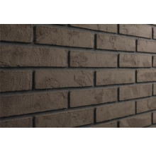 Wandbekleding van steenstrips in baksteenlook met een ruw oppervlak.