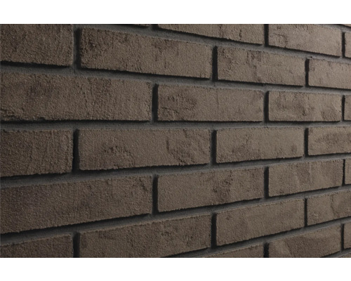 Wandbekleding van steenstrips in baksteenlook met een ruw oppervlak.