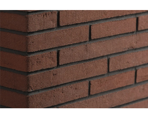 Roodbruine steenstrips in baksteenlook met een ruw oppervlak voor wandafwerking binnen en buiten.