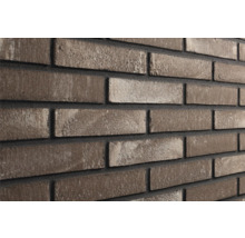 Detailopname van gestructureerde steenstrips met baksteenlook voor wandbekleding.