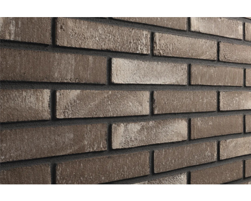 Detailopname van gestructureerde steenstrips met baksteenlook voor wandbekleding.