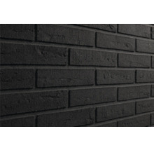 Steenstrips in zwart baksteenmotief met ruwe oppervlaktestructuur.