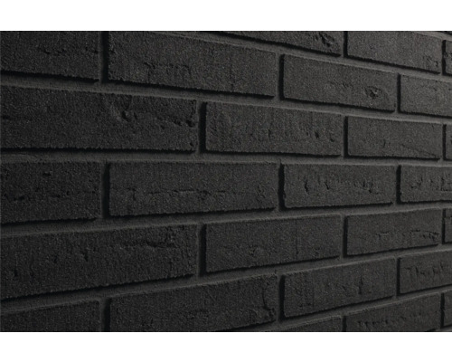 Steenstrips in zwart baksteenmotief met ruwe oppervlaktestructuur.