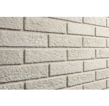 Steenstrips in steenlook met ruw oppervlak in halfsteensverband.