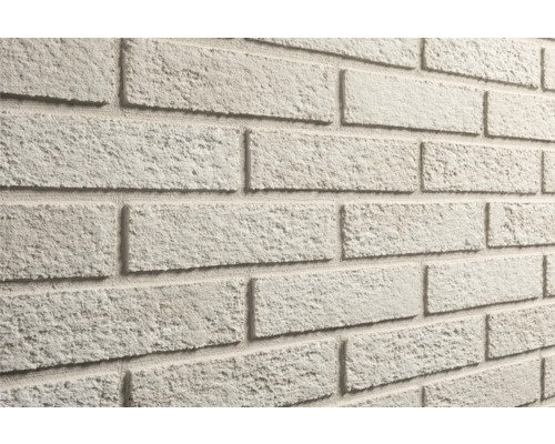 Steenstrips in steenlook met ruw oppervlak in halfsteensverband.