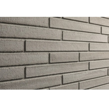 Grijze gestructureerde wandstrips met een steenlook in rechthoekig formaat en met een grove afwerking.