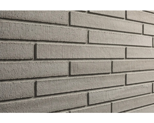 Grijze gestructureerde wandstrips met een steenlook in rechthoekig formaat en met een grove afwerking.